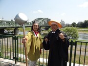 「ブギウギ専務 DVD vol.4『ブギウギ奥の細道～夏・秋の章～』」に出演する、（左から）上杉周大（THE TON-UP MOTORS）とダイノジ大地。(c)STV