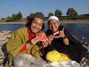 「ブギウギ専務 DVD vol.4『ブギウギ奥の細道～夏・秋の章～』」に出演する、（左から）上杉周大（THE TON-UP MOTORS）とダイノジ大地。