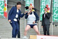 一発芸を披露するくまだまさし（中央）と、マイクフォローを行うあべこうじ（左）。