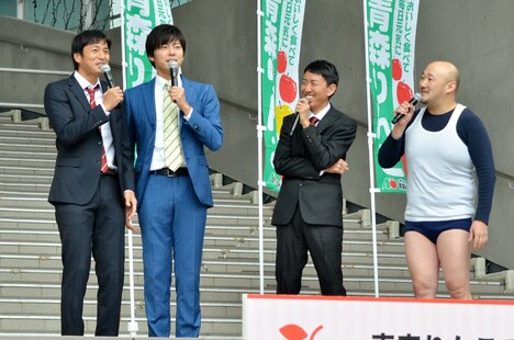 男前芸人として並ぶ（左から）チュートリアル徳井とラフレクラン西村。