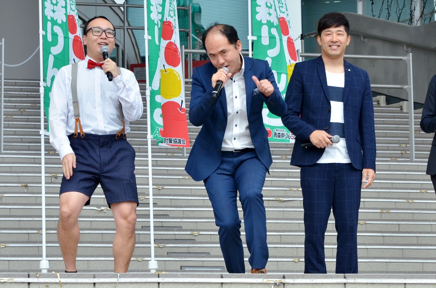 替え歌を披露するトレンディエンジェル斎藤（中央）。