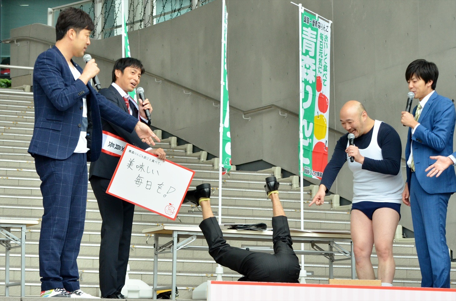 チュートリアル徳井のボケに派手なリアクションを取る相方の福田（中央）。