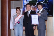 会見に出席した友近、松山市副市長の遠藤美武、白濱亜嵐(左から)。