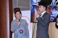 松山市について語る友近と白濱亜嵐。