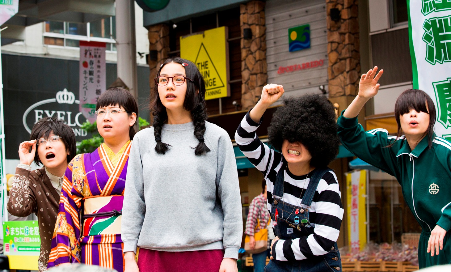 映画「海月姫」の場面写真。左から2番目がアジアン馬場園。(c)2014映画「海月姫」製作委員会 (c)東村アキコ/講談社