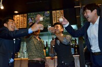 どぶろっくが持参したどぶろくで乾杯する4人。