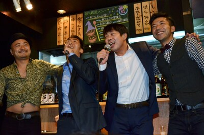 コラボパフォーマンスを披露したテツandトモ（中央）と、どぶろっく。