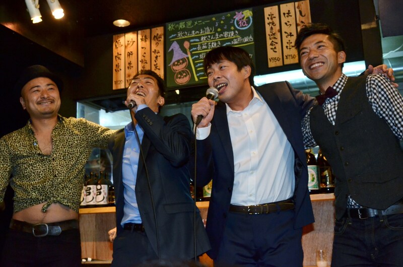 コラボパフォーマンスを披露したテツandトモ（中央）と、どぶろっく。