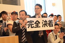 今年のテーマを発表するナイツ。