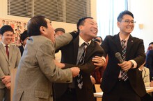 取っ組み合いを繰り広げる青空球児とナイツ塙。