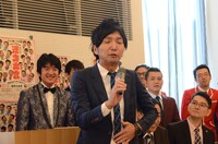 かくし芸の民謡を披露するコンパス中島。