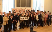 「第45回 漫才大会」発表記者会見後のフォトセッションの様子。