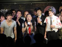 パセラ・バリアングループプロデュースのお笑いバトル「登猿門」シーズン1最終決戦で優勝したギャルズ。