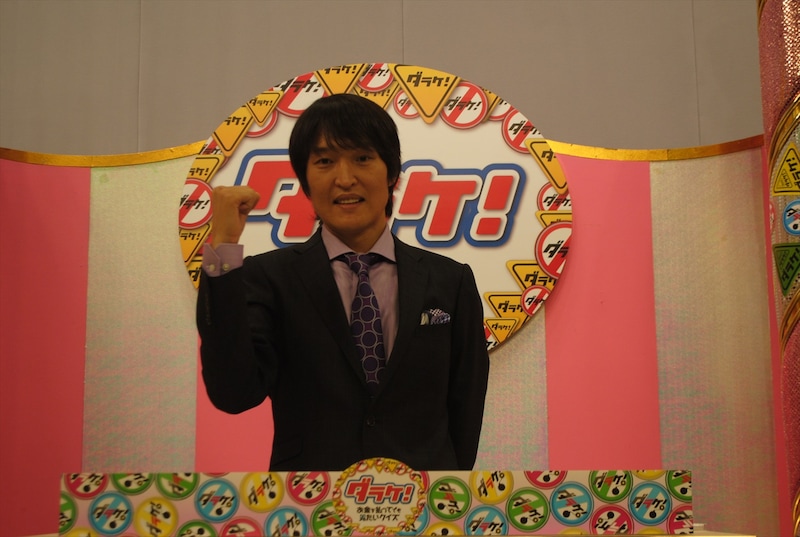 「ダラケ！～お金を払ってでも見たいクイズ～」でMCを務める千原ジュニア。