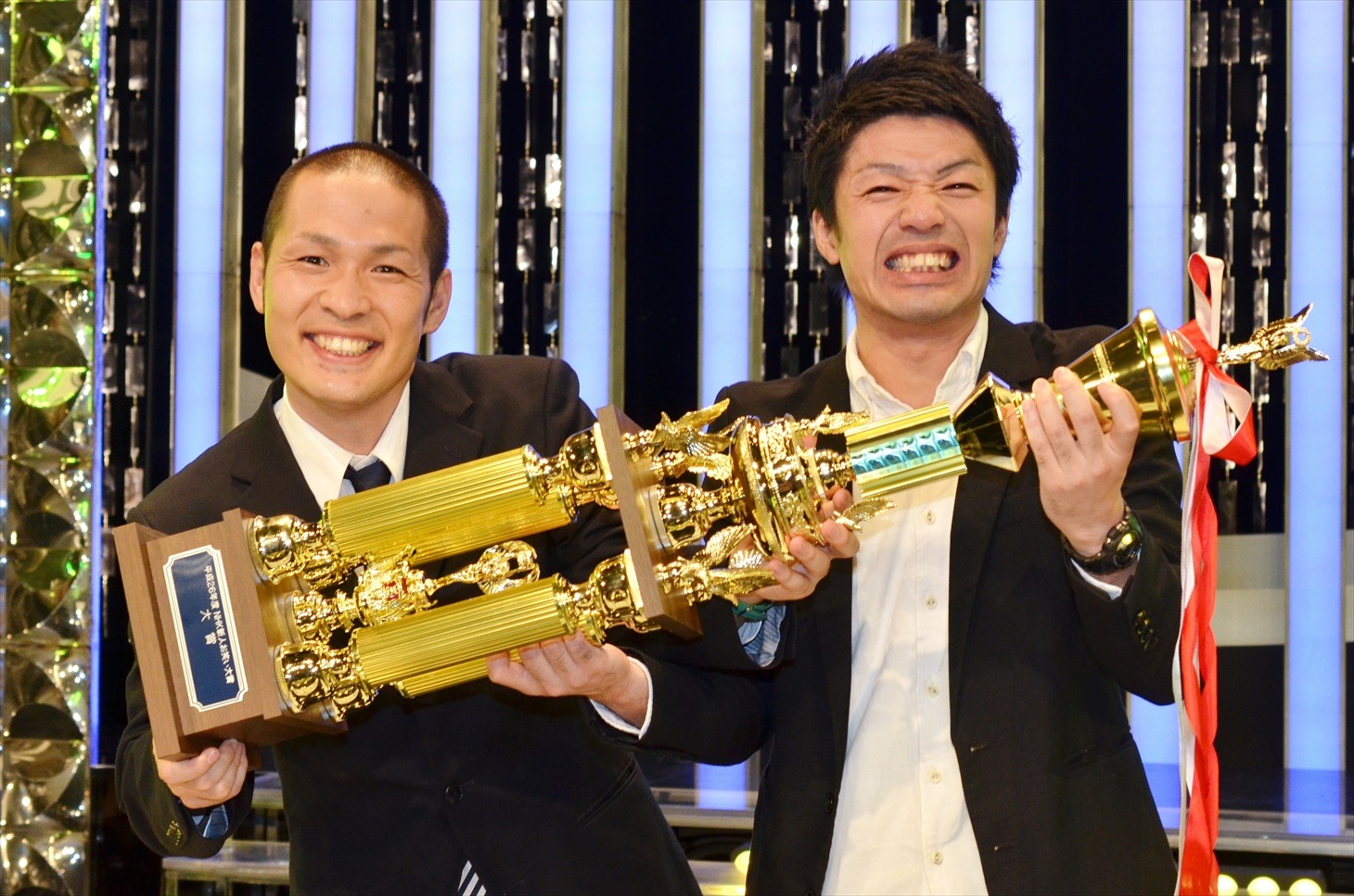 「平成26年度 NHK新人お笑い大賞」で大賞を受賞したアイロンヘッド。左が毛利、右が辻井。