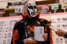 取材に応じる鉄拳。