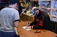 サイン会の様子。