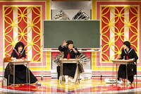 ハリセンボン単独ライブ「女の武器は使わない～だけど一緒にいてほしい～」のコント「放課後」の一場面。(c)藤澤孝代