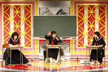 ハリセンボン単独ライブ「女の武器は使わない～だけど一緒にいてほしい～」のコント「放課後」の一場面。(c)藤澤孝代