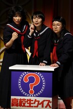 ハリセンボン単独ライブ「女の武器は使わない～だけど一緒にいてほしい～」のコント「放課後」の一場面。(c)藤澤孝代