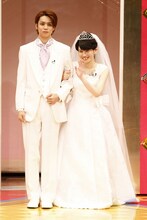 ハリセンボン単独ライブ「女の武器は使わない～だけど一緒にいてほしい～」のコント「結婚式」の一場面。(c)藤澤孝代