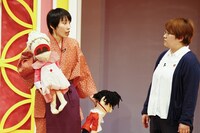 ハリセンボン単独ライブ「女の武器は使わない～だけど一緒にいてほしい～」のコント「温泉旅館」の一場面。(c)藤澤孝代