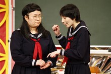 ハリセンボン単独ライブ「女の武器は使わない～だけど一緒にいてほしい～」のコント「放課後」の一場面。(c)藤澤孝代