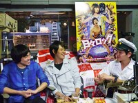 ツイキャス「ほぼ日々ロック」に出演する、左から、ヒカリゴケ片山、オジンオズボーン篠宮、細身のシャイボーイ