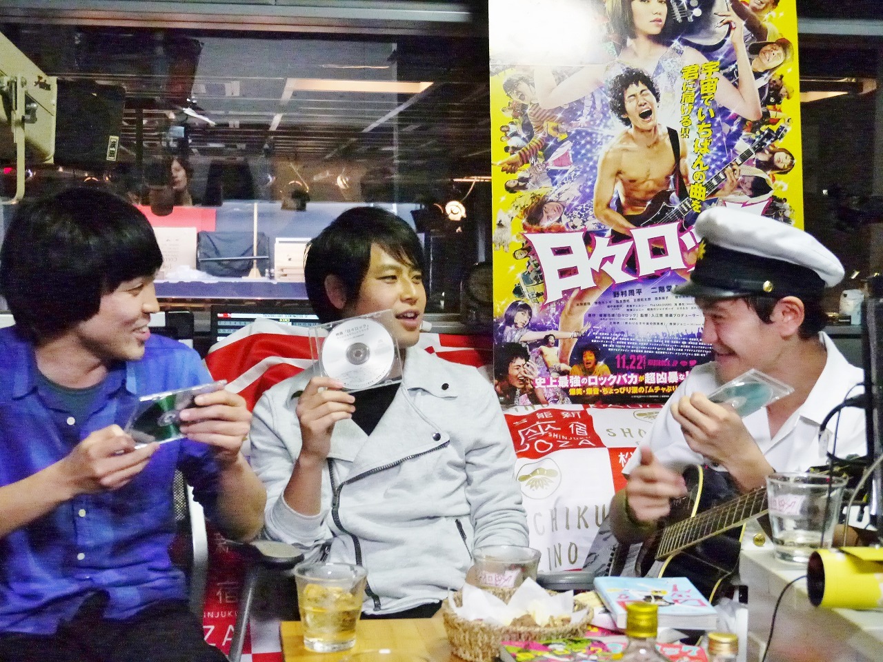 ツイキャス「ほぼ日々ロック」に出演する、左から、ヒカリゴケ片山、オジンオズボーン篠宮、細身のシャイボーイ