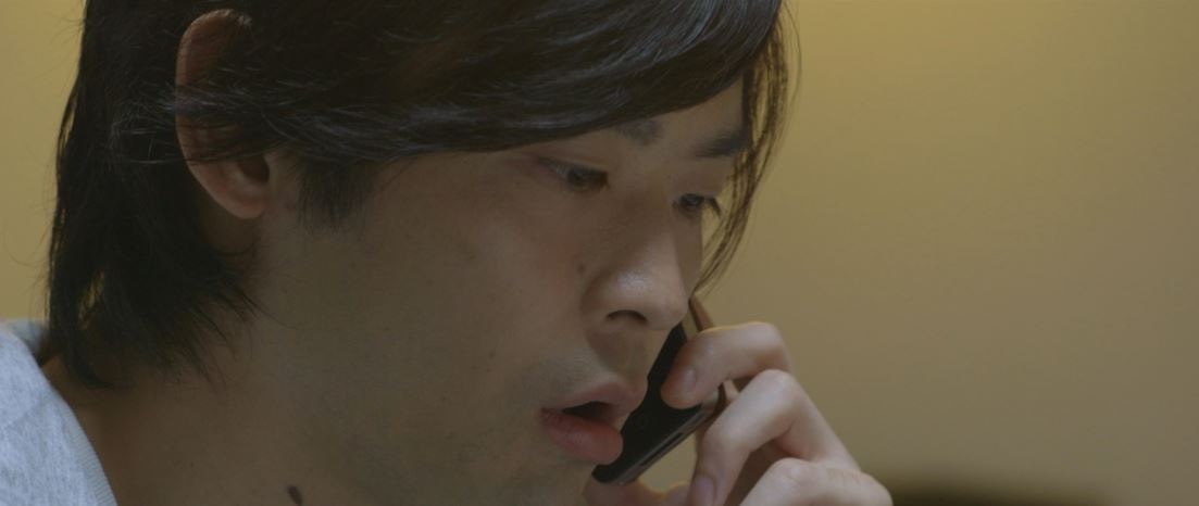 しずる村上が監督を務めた「千とせ 肉うどん」オリジナルムービー「カタメな二人」の一場面。