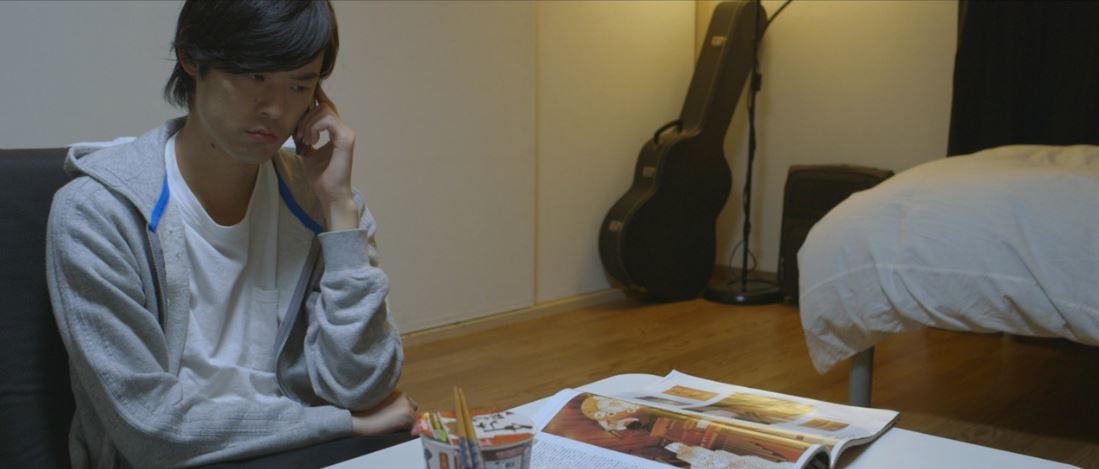 しずる村上が監督を務めた「千とせ 肉うどん」オリジナルムービー「カタメな二人」の一場面。