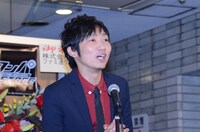 舞台「ダンガンロンパ THE STAGE ～希望の学園と絶望の高校生～」の演出を務めたNON STYLE石田。