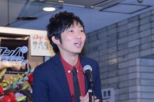 舞台「ダンガンロンパ THE STAGE ～希望の学園と絶望の高校生～」の演出を務めたNON STYLE石田。