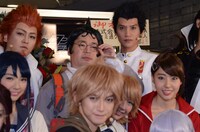 フォトセッションの様子。後列中央は天津・向。