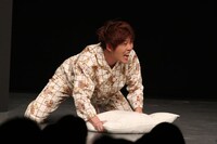 DVD「ジャングルポケット パドック」のワンシーン。(c)2014吉本興業