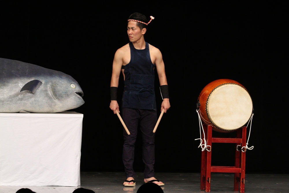 DVD「ジャングルポケット パドック」のワンシーン。(c)2014吉本興業