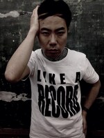 Stingのジャケット写真を模倣する藤井隆。