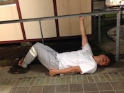 Paula Abdulのジャケット写真を模倣するレイザーラモンRG。