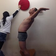 キリンジのジャケットを模倣するレイザーラモンRG(中央)、椿鬼奴(左)。