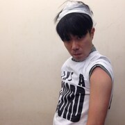 斉藤由貴のジャケット写真を模倣する藤井隆。