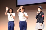 イベントに登場したCOWCOWとざわちん。
