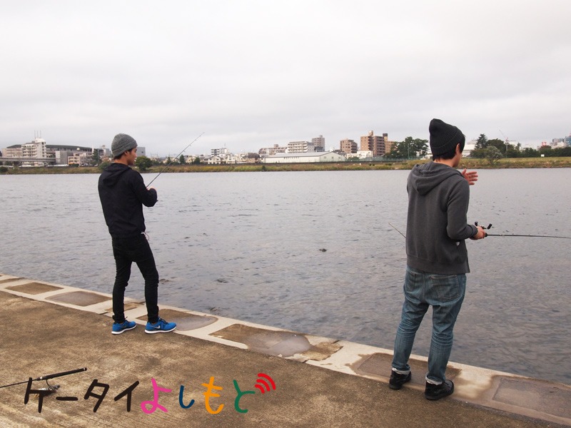 ケータイよしもと「小川釣り部～多摩川編～」ロケの様子。