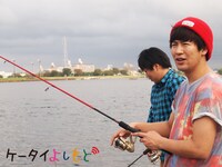 ケータイよしもと「小川釣り部～多摩川編～」ロケの様子。