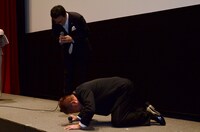 自身のフィギュアの商品化が見送りになったことを詫びる、出川哲朗（手前）と、バンダイの社員。