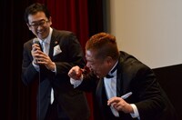 ザリガニに鼻を挟ませる出川哲朗（右）。