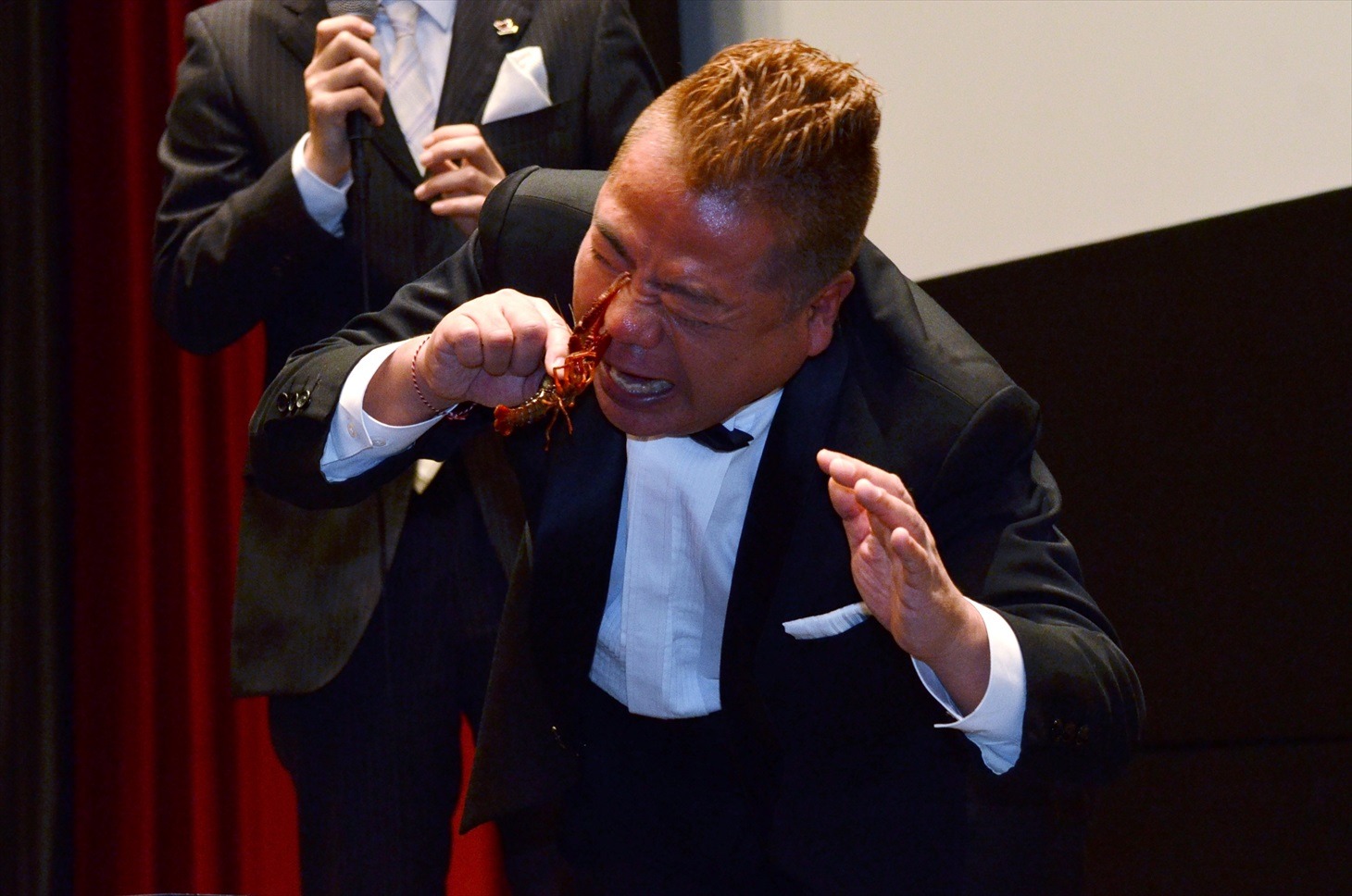 ザリガニに鼻を挟まれる出川哲朗。