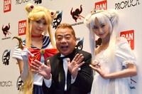 出川哲朗と、八木アリサ（左）、河北麻友子（右）。