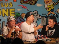 スニーカー同好会発足のきっかけとなったレイザーラモンRG（中央）とデルピエロ石田（右）。