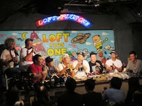 「とんぼ」「しゃぼん玉」でボケてから乾杯するレイザーラモンRG。