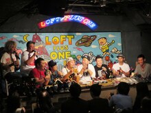 「とんぼ」「しゃぼん玉」でボケてから乾杯するレイザーラモンRG。